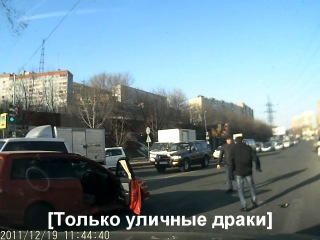 fight between a pedestrian and a driver in vladivostok